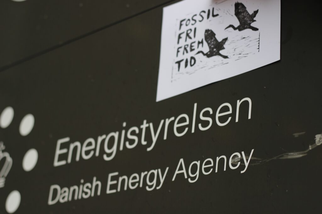 Fossilfri Fremtid postkort på skiltet foran Energistyrelsen