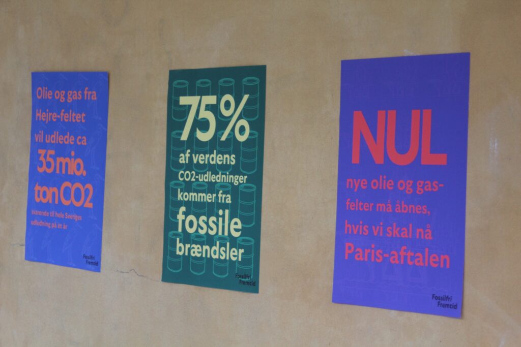 Plakater med fakta om dansk energipolitik og Fossilfri Fremtids krav i forbindelse med familieevent på Skydebanelegepladsen