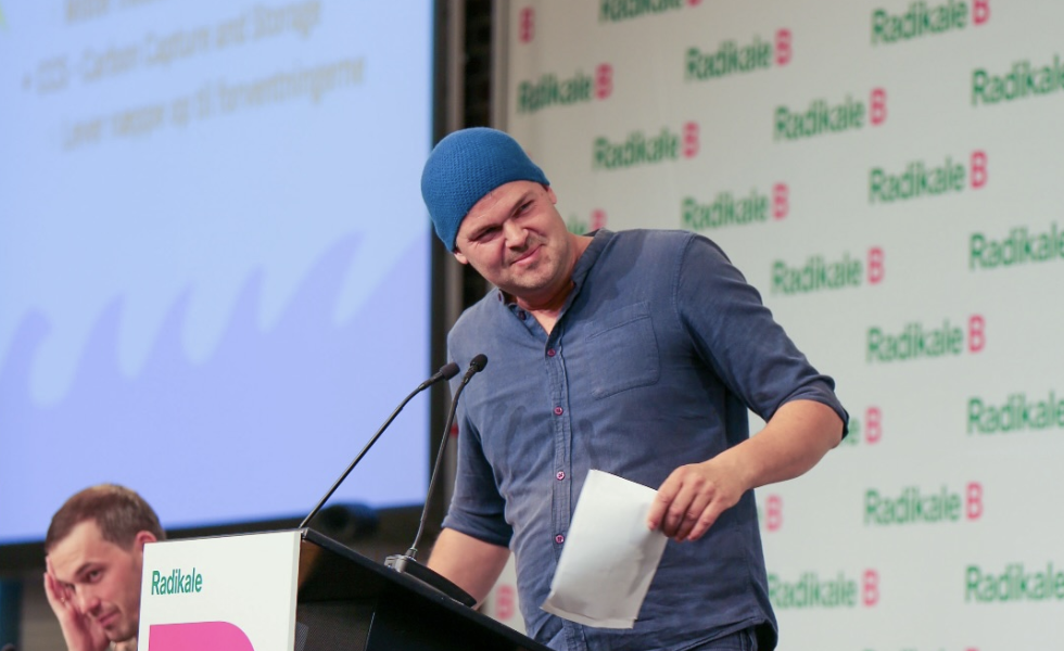 Lasse Nyholm Jensen taler på Radikales Landsmøde i 2025 om olieudvindingen i Nordsøen