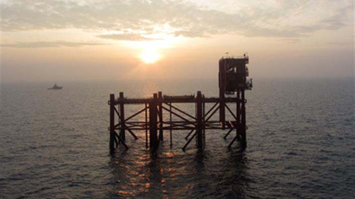 Fundamentstativ til platformen ved Hejrefeltet ved solnedgagn