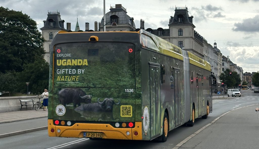 Der kører i dag mange busser med fossile reklamer i Region Østdanmark. På billedet ses bus 5C pakket ind i reklamer for safari-ture til Uganda.